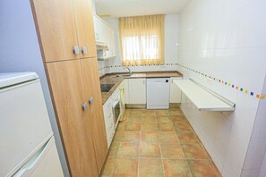 Réfrigérateur, four à micro-ondes, un four, lave-vaisselle