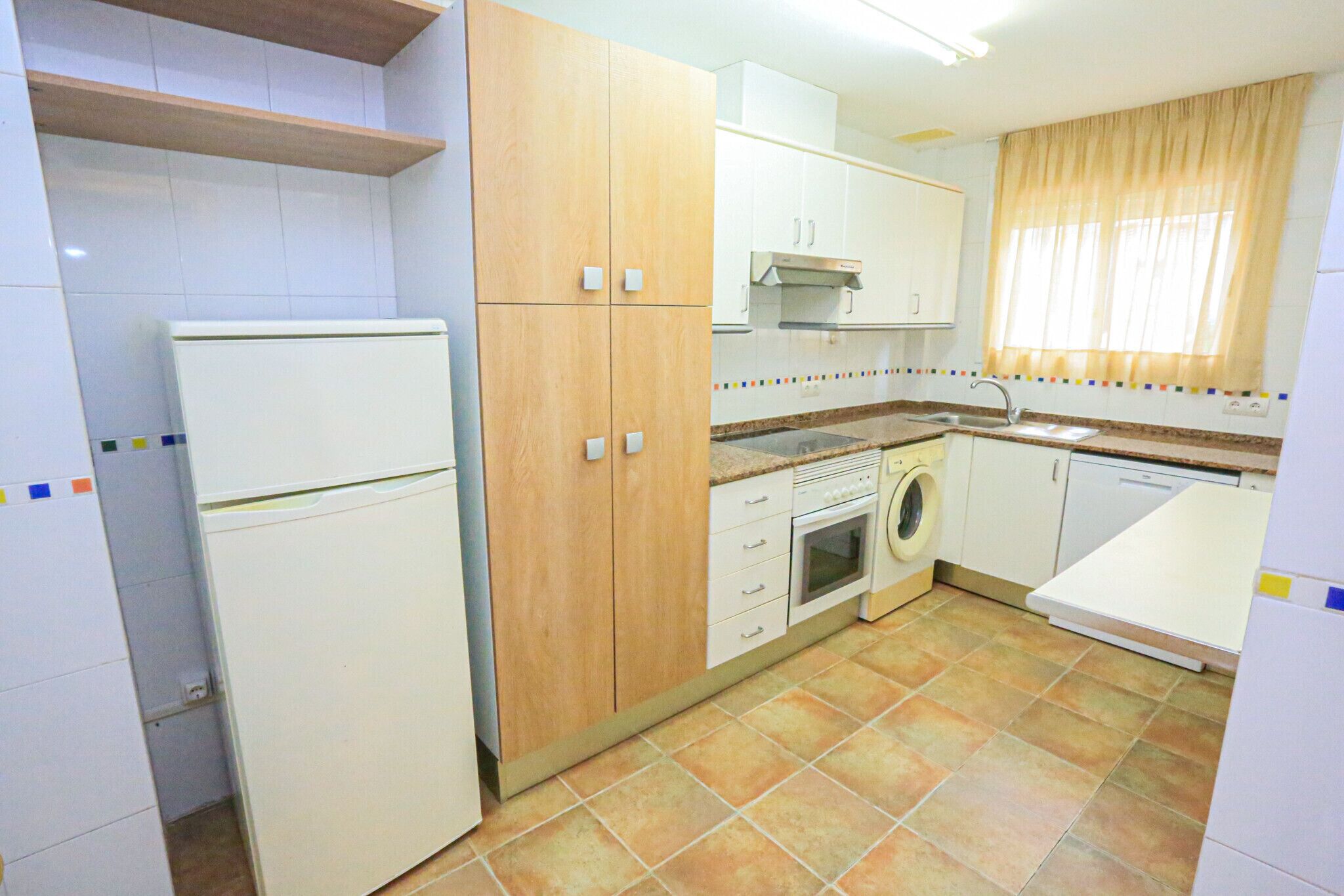 Een koelkast, een microgolfoven, een oven, een vaatwasser