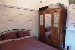 2 間睡房、書桌、熨斗/熨衫板、可攜式嬰兒床