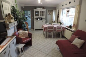 Smart TV, DVD player, livros, aparelho de som