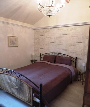 2 quartos, escrivaninha, ferros/tábuas de passar roupa, berço de viagem