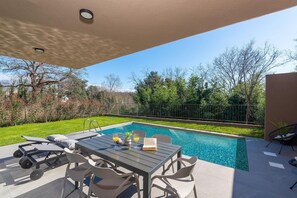 Outdoor dining - Family apartment in Novigrad (Novigrad)