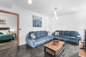 Smart-TV, Tischfußball, Tischtennisplatte