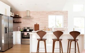 Fridge, microwave, oven, stovetop - Luxurious Barbie-Inspired Palm Springs Villa w/heated pool (Palm Springs)
