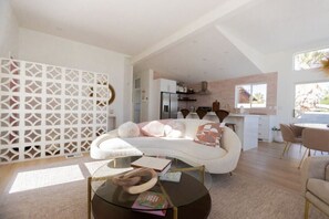 テレビ、暖炉、ステレオ