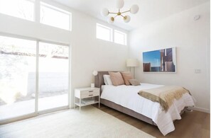 3 bedrooms, iron/ironing board, WiFi, bed sheets - Luxurious Barbie-Inspired Palm Springs Villa w/heated pool (Palm Springs)
