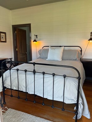 5 bedrooms, desk, iron/ironing board, WiFi
