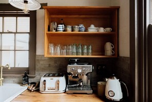 Four à micro-ondes, un four, surface de cuisson, lave-vaisselle