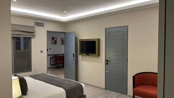 Caja de seguridad en la habitación, muebles diferentes y escritorio