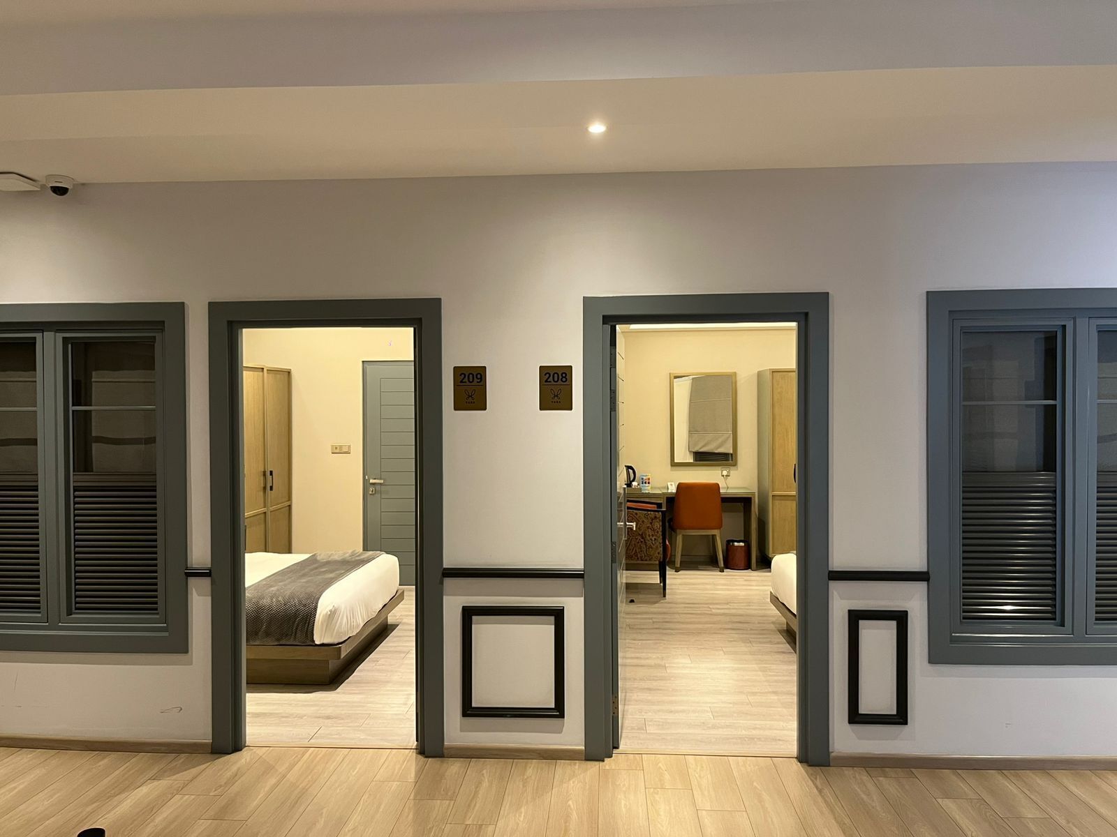 Tweepersoonskamer | Een kluis op de kamer, individueel gemeubileerd, een bureau