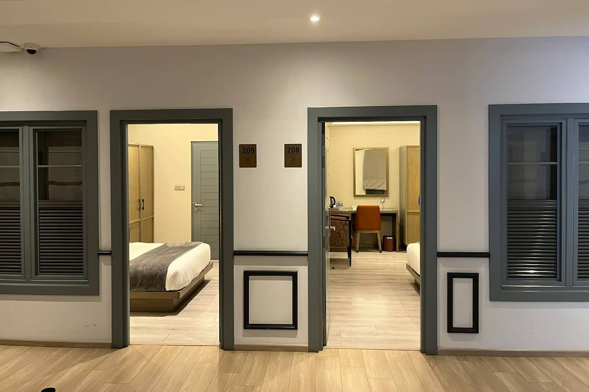 Habitación doble | Caja de seguridad en la habitación, muebles diferentes y escritorio