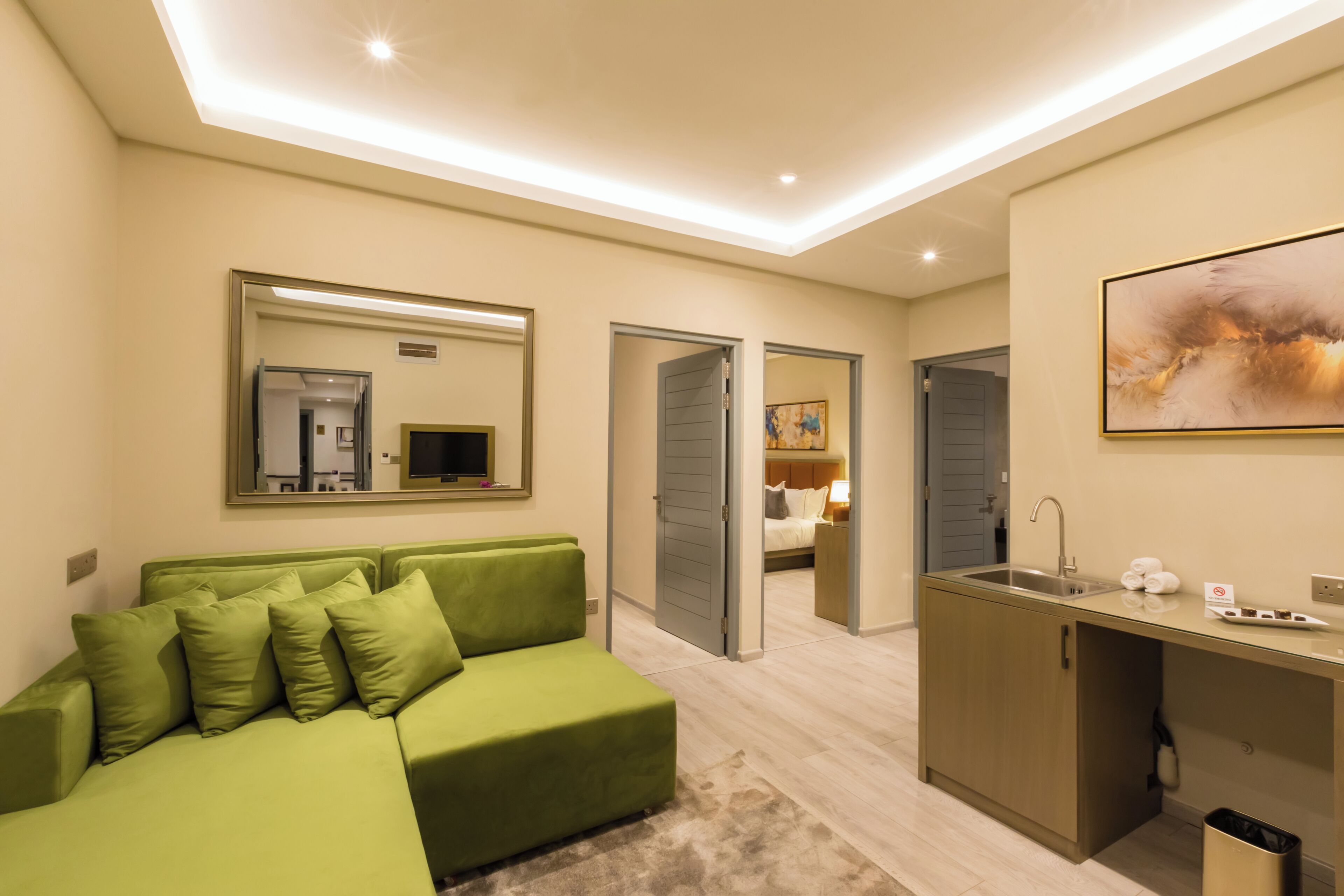 Luxe studio suite | Een kluis op de kamer, individueel gemeubileerd, een bureau