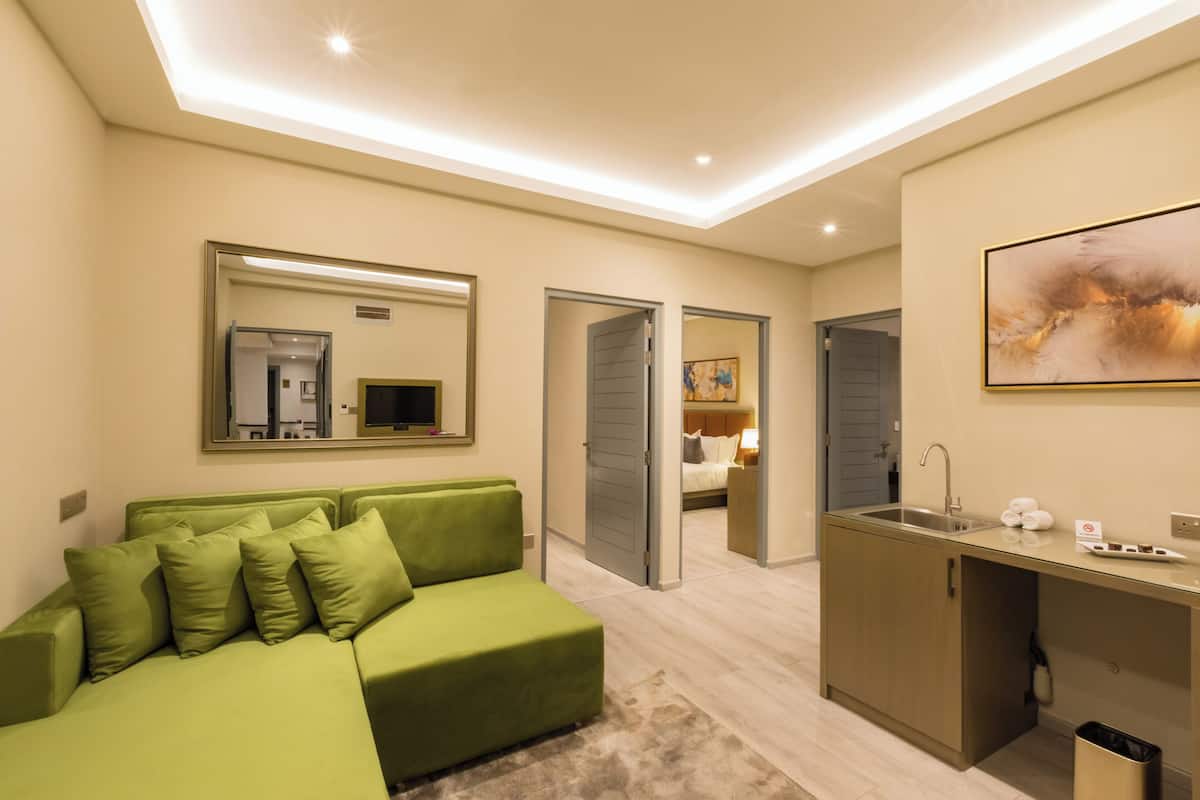 Suite estudio de lujo | Caja de seguridad en la habitación, muebles diferentes y escritorio