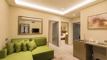 Caja de seguridad en la habitación, muebles diferentes y escritorio