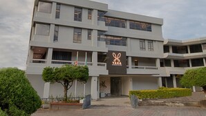 Un bâtiment moderne sur lequel on peut lire l’inscription « YARA ROUARSELLA ».
