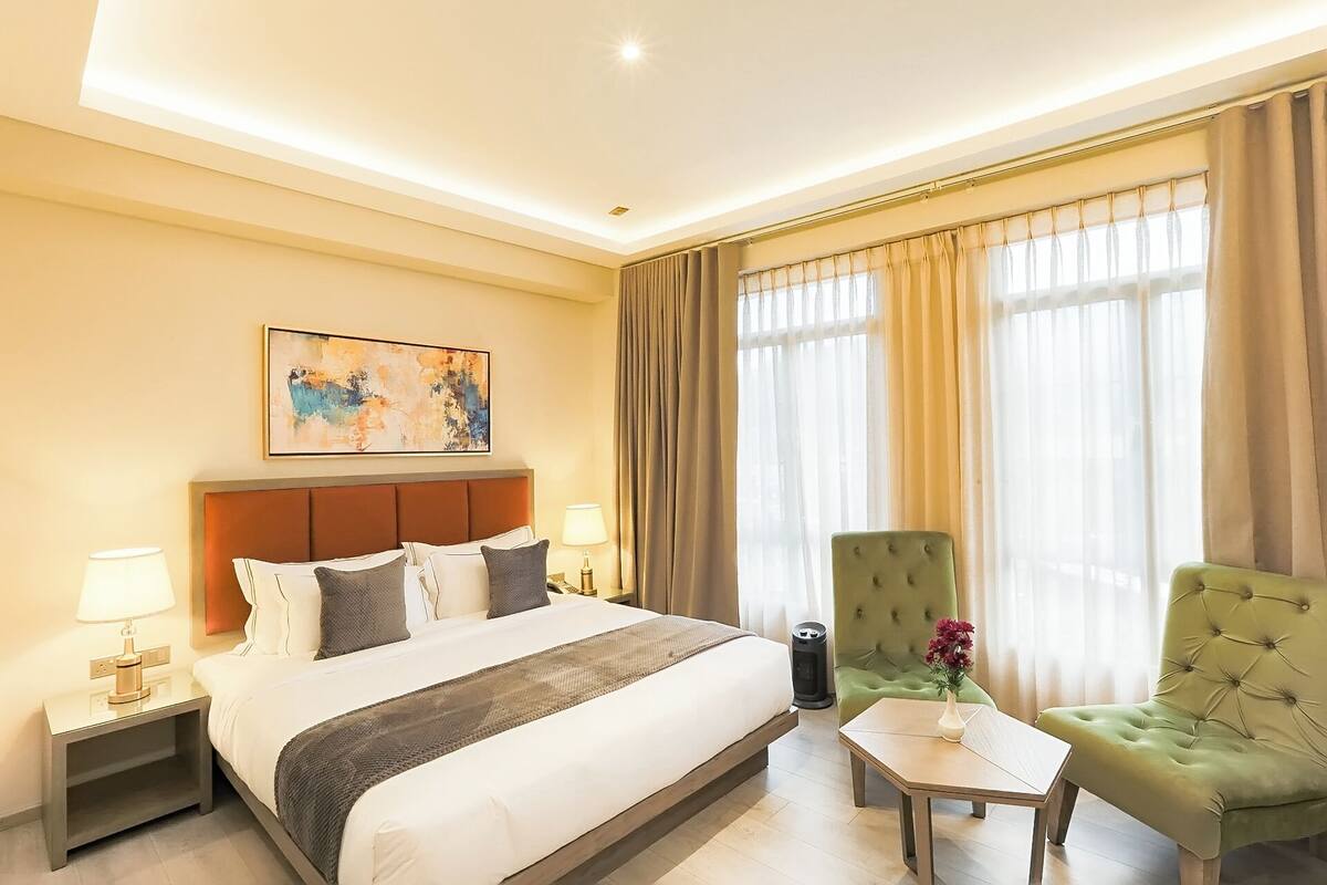ห้องดีลักซ์ดับเบิลหรือทวิน | ตู้นิรภัยในห้องพัก, โต๊ะทำงาน, พื้นที่ทำงานแบบใช้แล็ปท็อป, ผ้าม่านกันแสง