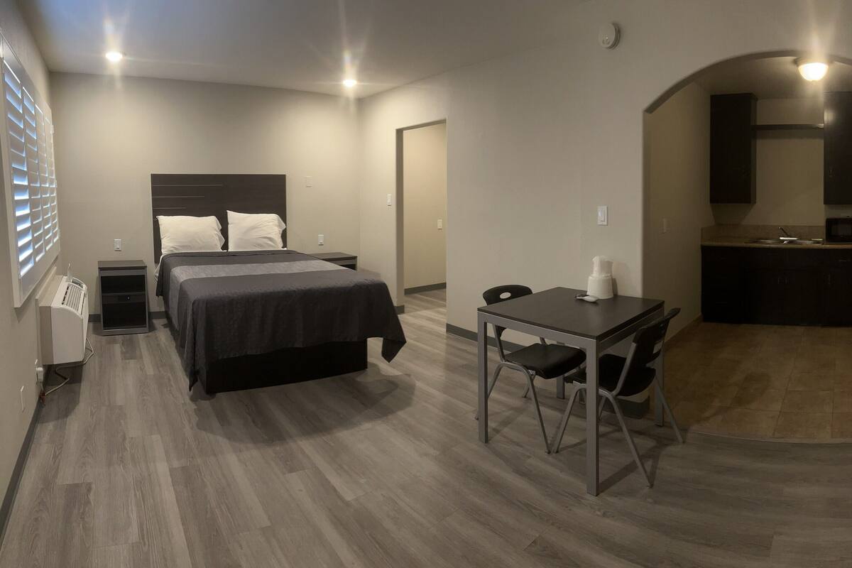 مكتب ومساحة عمل للكمبيوتر المحمول وواي فاي مجانًا