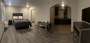 مكتب ومساحة عمل للكمبيوتر المحمول وواي فاي مجانًا