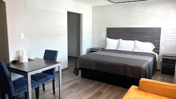 Chambre Simple Deluxe, 1 très grand lit, salle de bains privée | Coin séjour