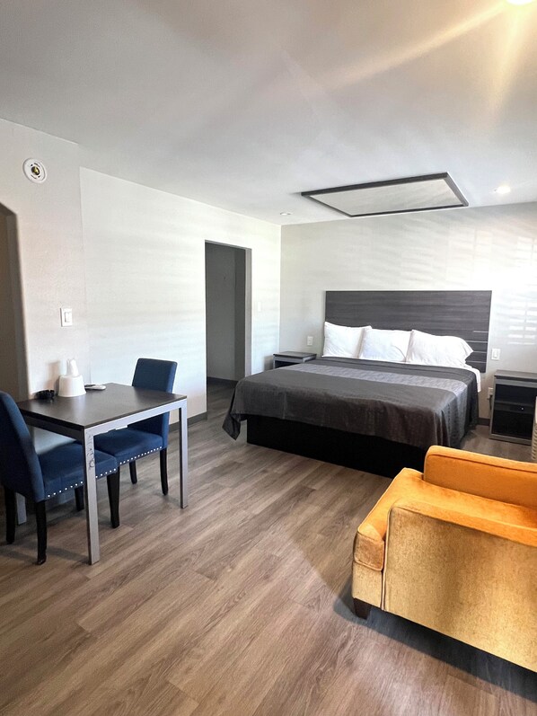 ห้องดีลักซ์ซิงเกิล, เตียงคิงไซส์ 1 เตียง, ห้องน้ำส่วนตัว | บริเวณนั่งเล่น