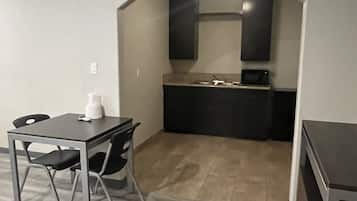 Comfort Studio Suite | Private kitchen | Mini-fridge, microwave