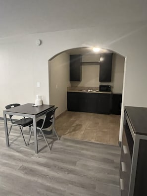 Comfort studio suite | Privékeuken | Een mini-koelkast, een magnetron
