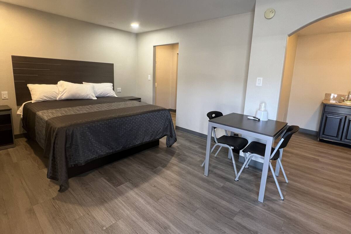 مكتب ومساحة عمل للكمبيوتر المحمول وواي فاي مجانًا