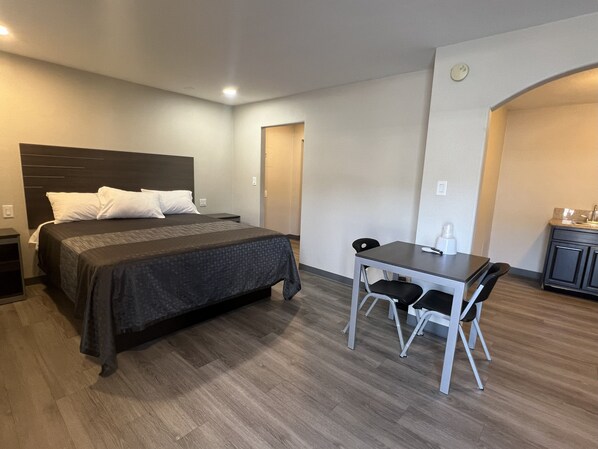 مكتب ومساحة عمل للكمبيوتر المحمول وواي فاي مجانًا