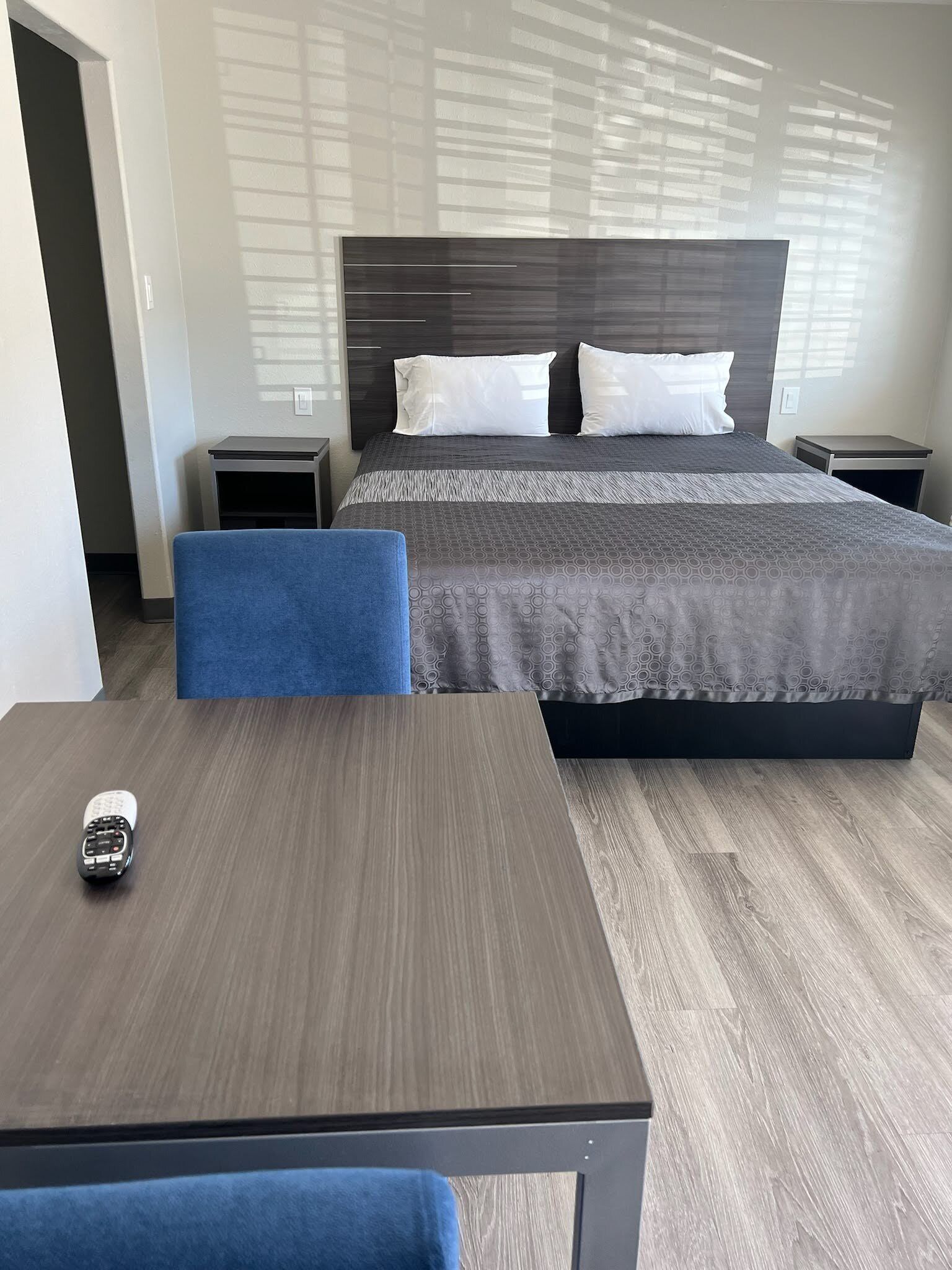 디럭스 싱글룸, 킹사이즈침대 1개, 전용 욕실 | 책상, 노트북 작업 공간, 무료 WiFi