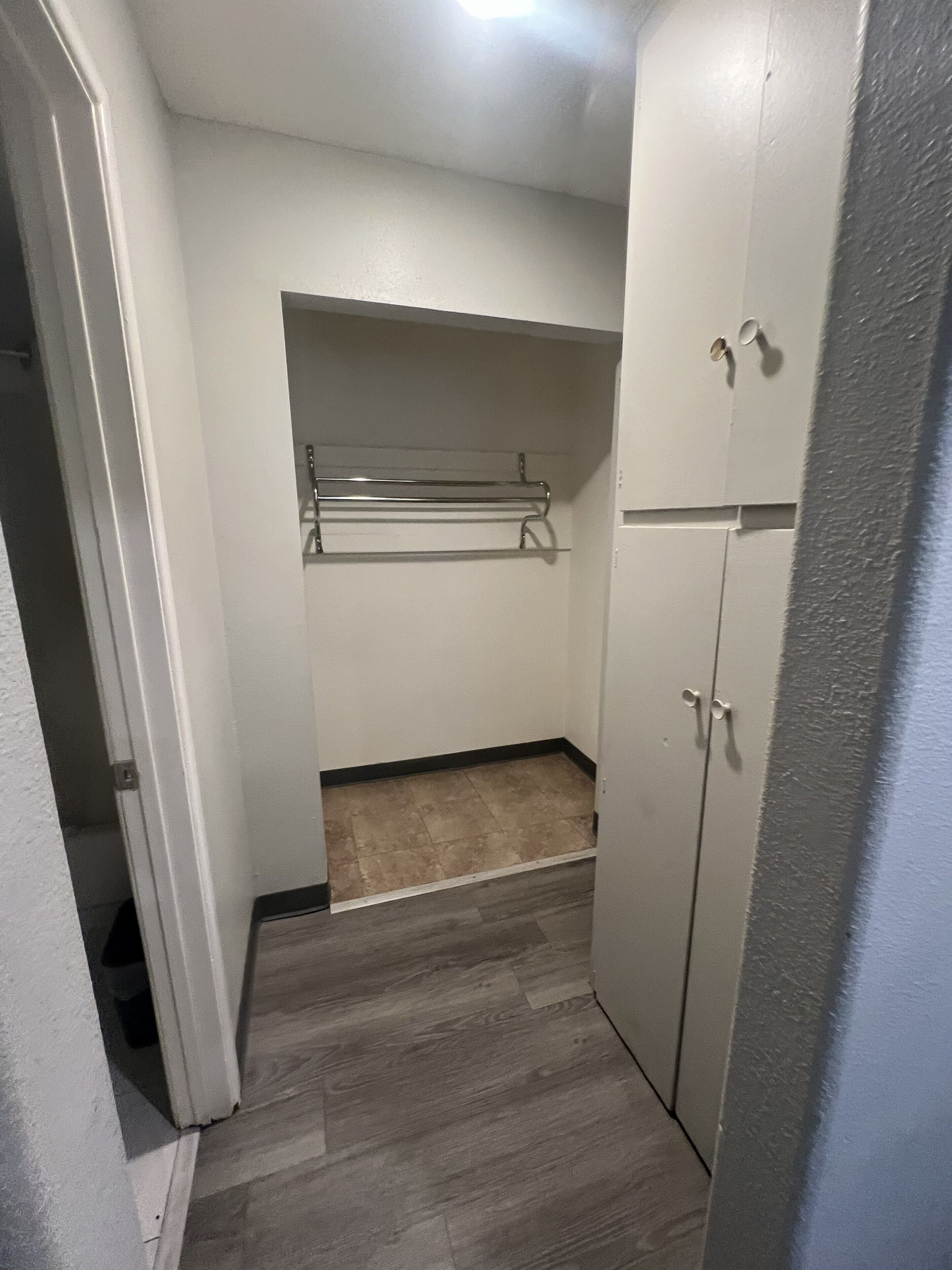 Quarto solteiro luxo, 1 cama King, banheiro privativo | Parte interna