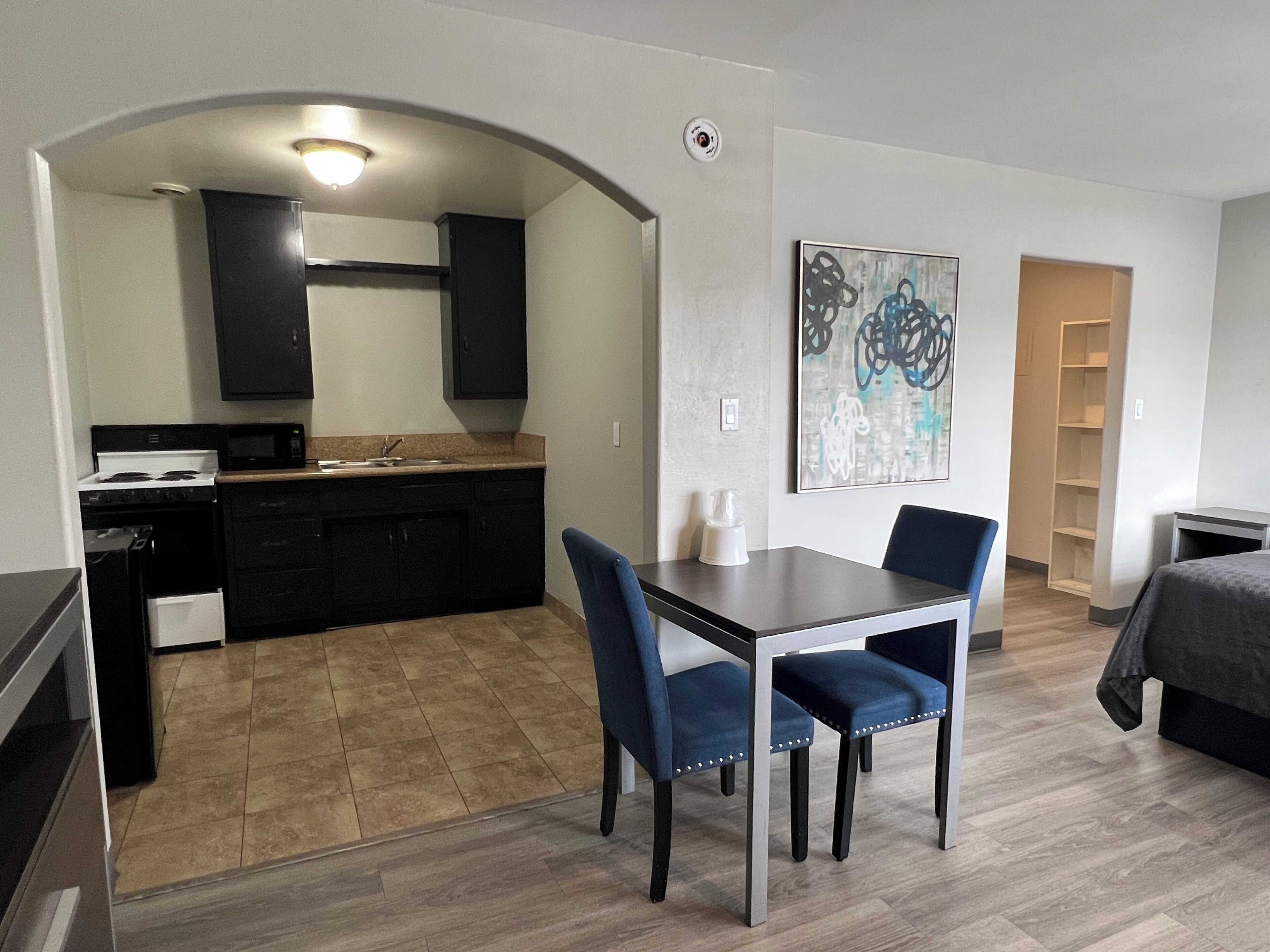 Studio Suite tiện nghi đơn giản | Bếp riêng | Tủ lạnh nhỏ, lò vi sóng 