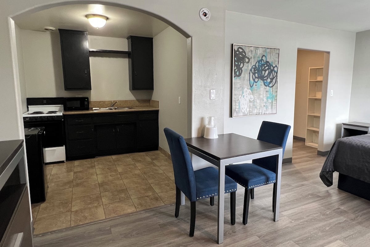 Comfort Studio Suite | Private kitchen | Mini-fridge, microwave