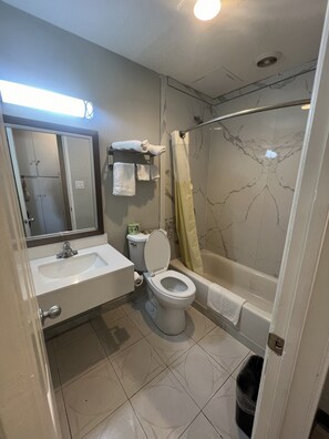 وحدات دش مع أحواض استحمام، مناشف، صابون، ورق حمّام