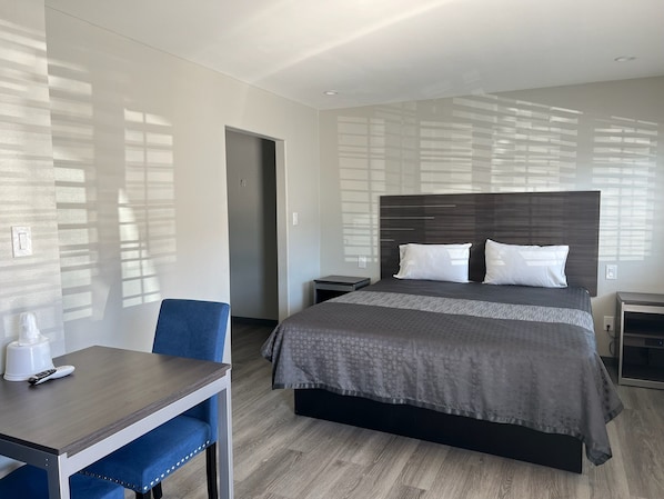 Escritorio, espacio para trabajar con laptop y wifi gratis