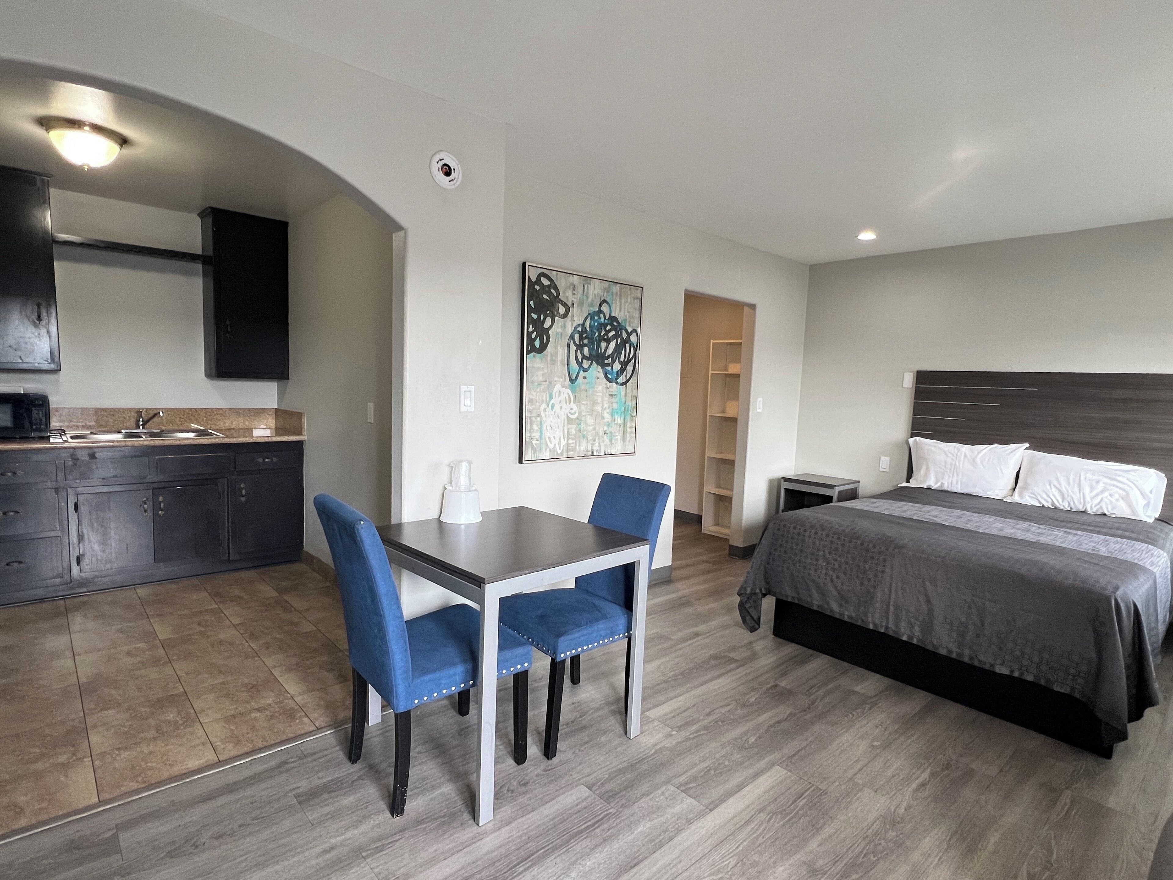 Comfort Studio Suite | Private kitchen | Mini-fridge, microwave