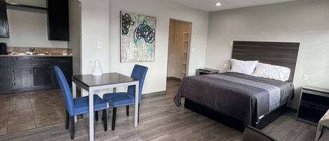 Comfort Studio Suite | Private kitchen | Mini-fridge, microwave