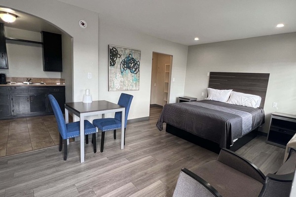 Comfort Studio Suite | Private kitchen | Mini-fridge, microwave