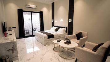 4 soveværelser, pengeskab på værelset, skrivebord, strygejern/strygebræt