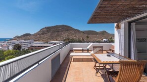 Deluxe Room, Ocean View | 1 bedroom, minibar, in-room safe, blackout drapes