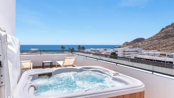 Habitación Deluxe, vistas al mar | Minibar, caja fuerte, cortinas opacas y wifi gratis