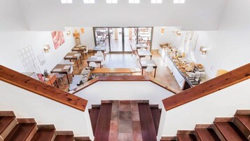 Se ofrece un desayuno bufé (12 EUR por persona)