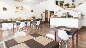 Frokostbuffé hver dag (EUR 12 per person)