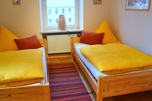 2 chambres, fer et planche à repasser, lit de bébé portatif