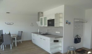 Fridge, microwave, stovetop, dishwasher - Old Printing House Holiday Apartment Cicero (Norderney)