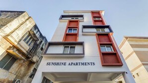 Un edificio de varios pisos con el nombre 