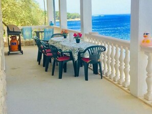Outdoor dining - in Haus Tomica Comfortable holiday residence (Prigradica)