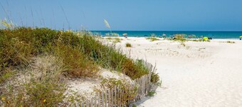 Beach Access, Views, Heated Pool, Jacuzzi, Lighted Tennis, Walk to Restaurants! $300 in Free Tickets