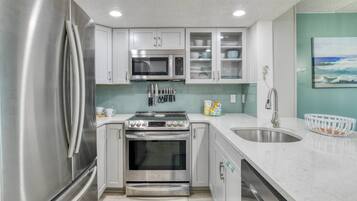 Frigorifero, microonde, forno, piano cottura