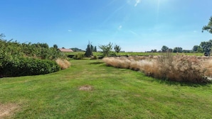 A grassy field with a clear sky and a few trees in the distance. - Apartment in Essen with Garden Terrace (Essen)