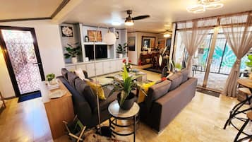 特色單棟房屋, 3 間臥室, 露台, 花園景 | 客廳 | 55 吋電視連數碼電視頻道
